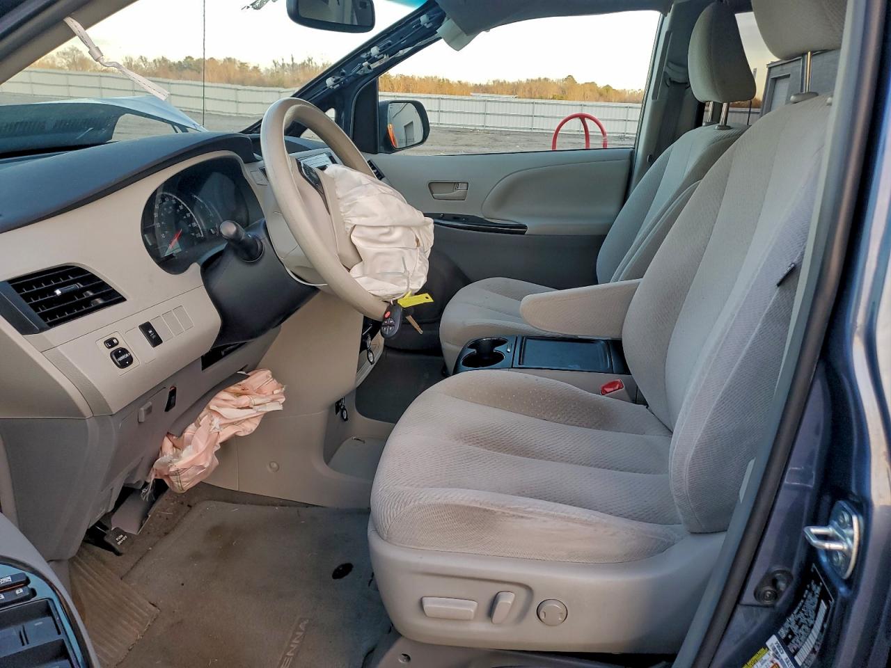 2014 TOYOTA SIENNA LE photo 7