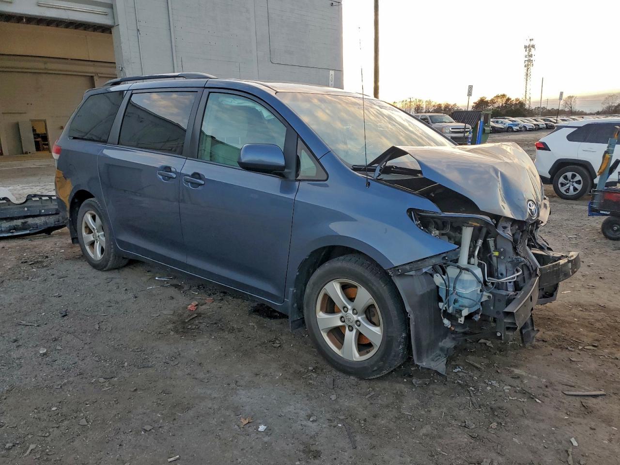 2014 TOYOTA SIENNA LE photo 4