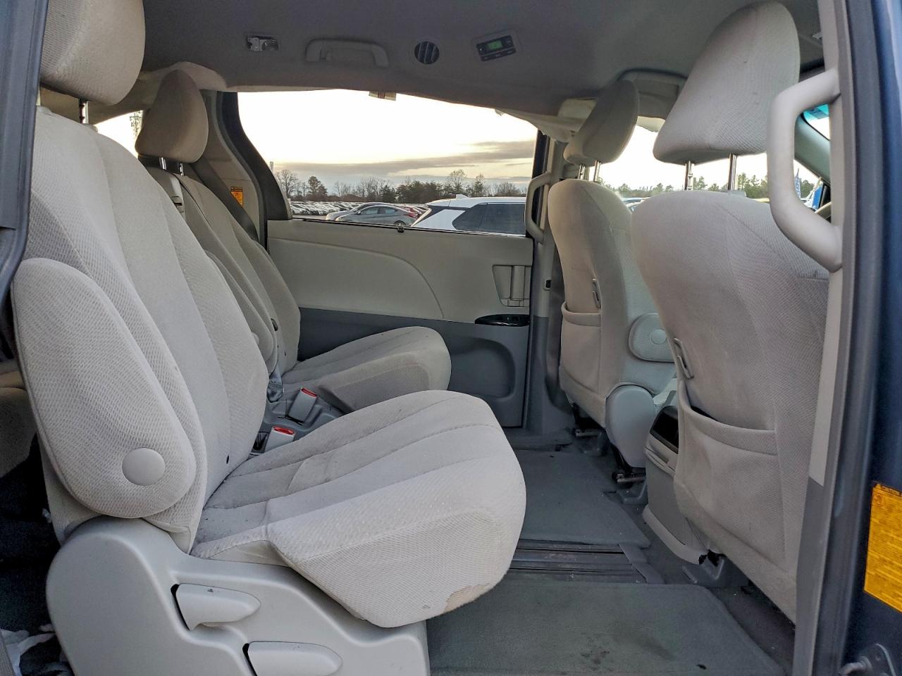 2014 TOYOTA SIENNA LE photo 11
