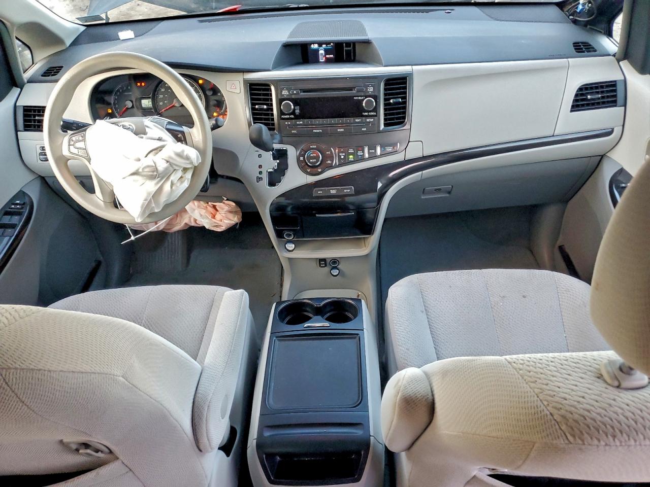2014 TOYOTA SIENNA LE photo 8