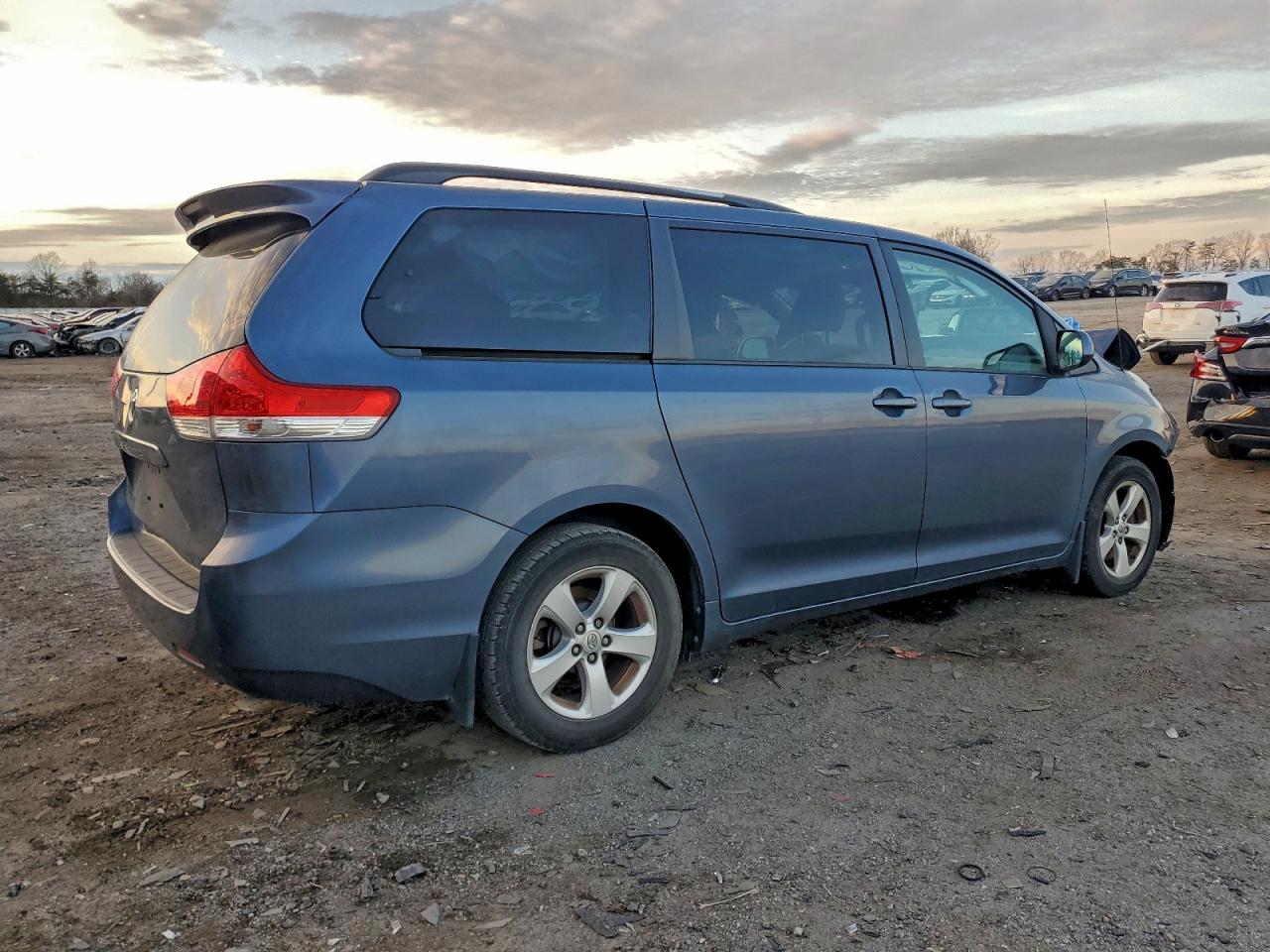 2014 TOYOTA SIENNA LE photo 3