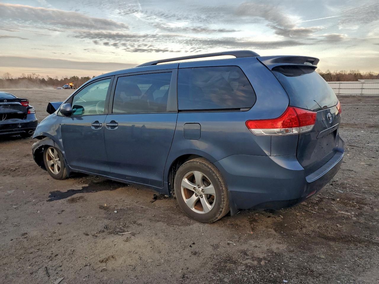 2014 TOYOTA SIENNA LE photo 2