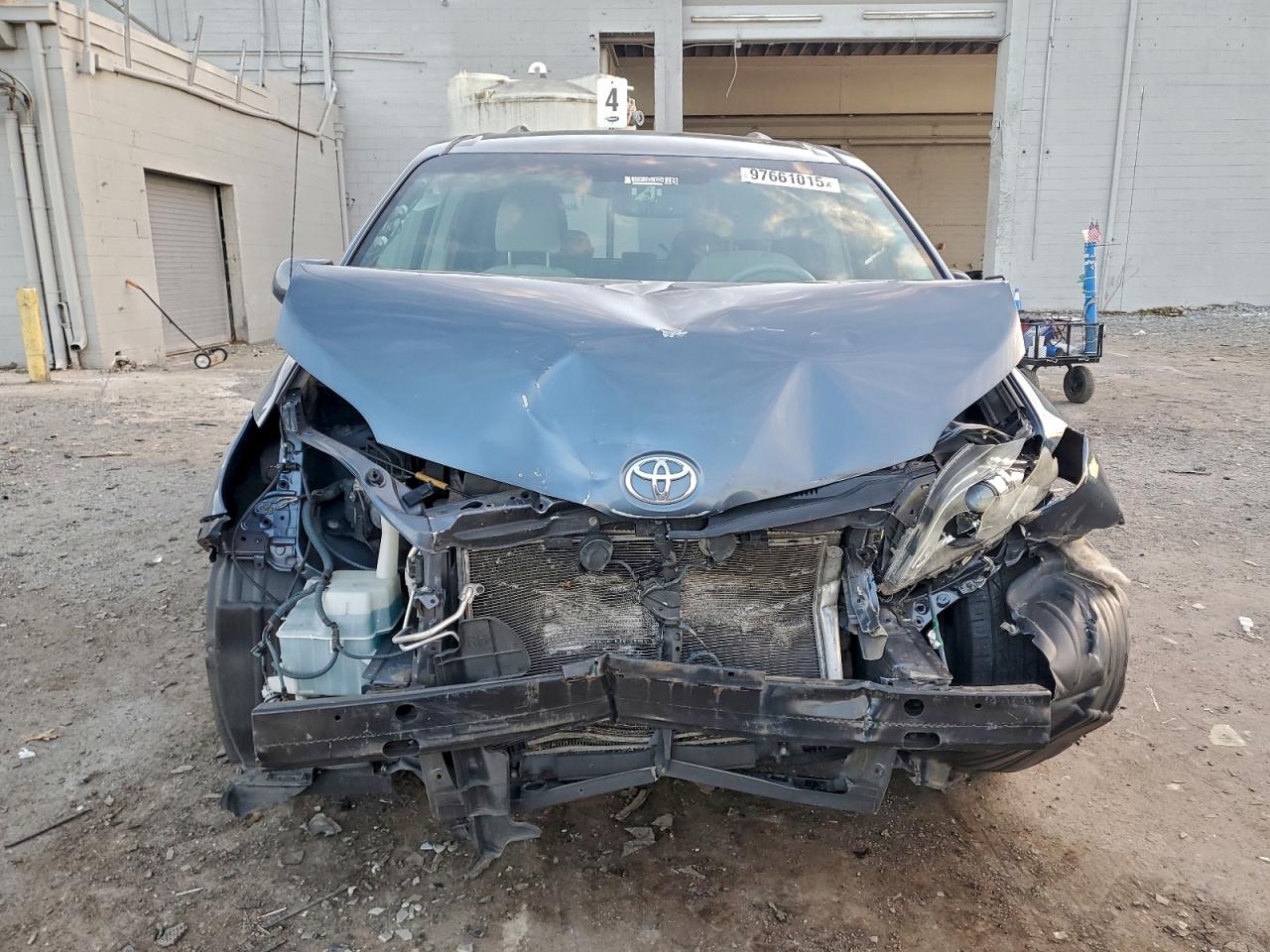 2014 TOYOTA SIENNA LE photo 5