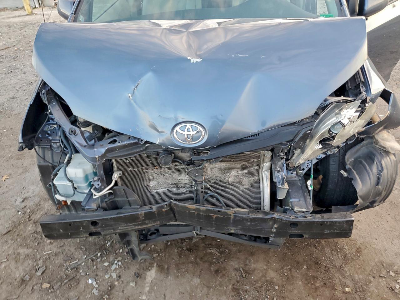 2014 TOYOTA SIENNA LE photo 12