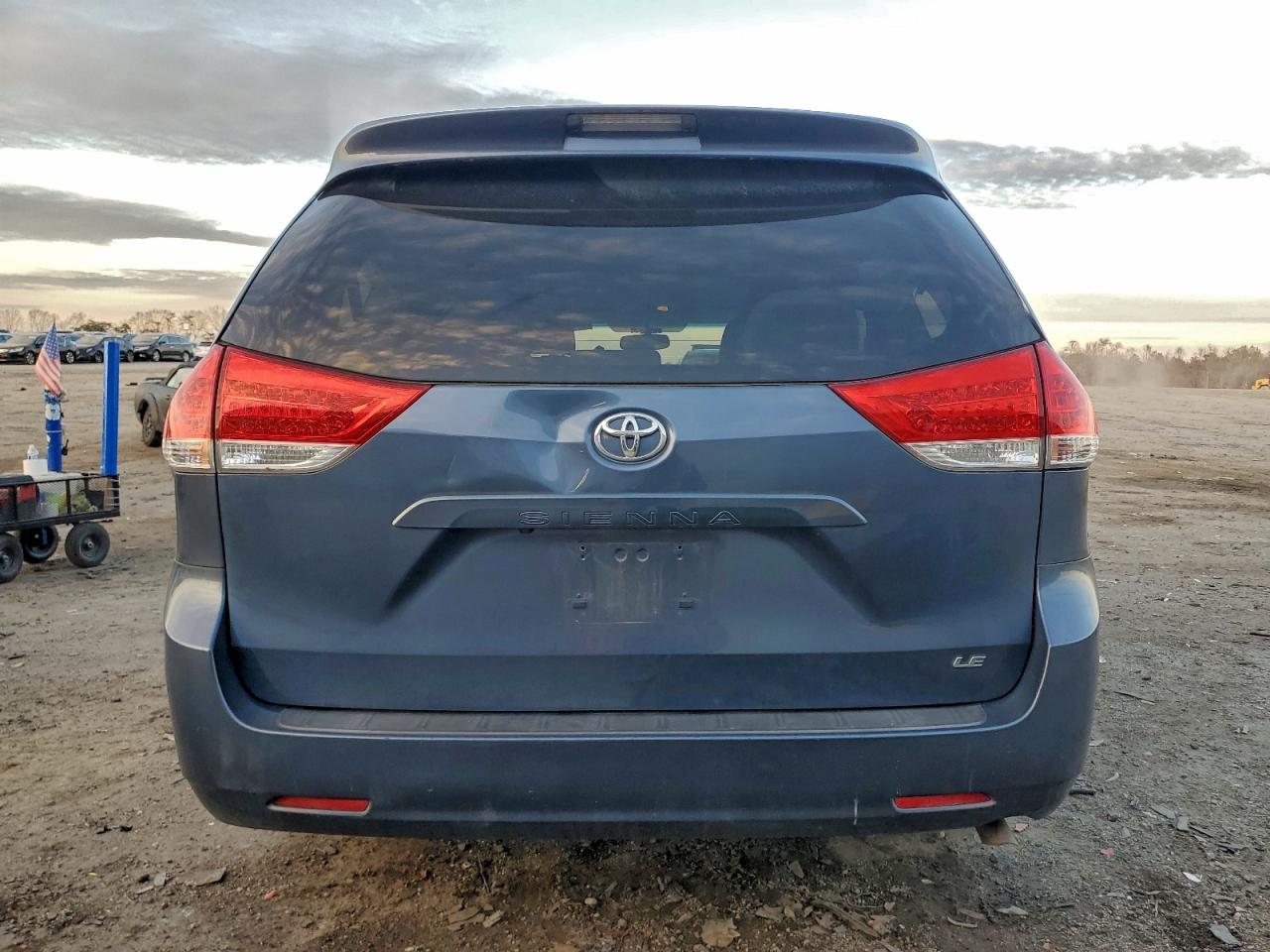 2014 TOYOTA SIENNA LE photo 6