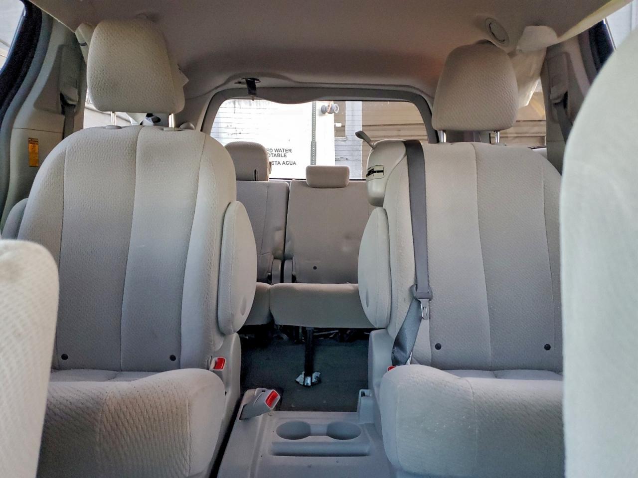 2014 TOYOTA SIENNA LE photo 10