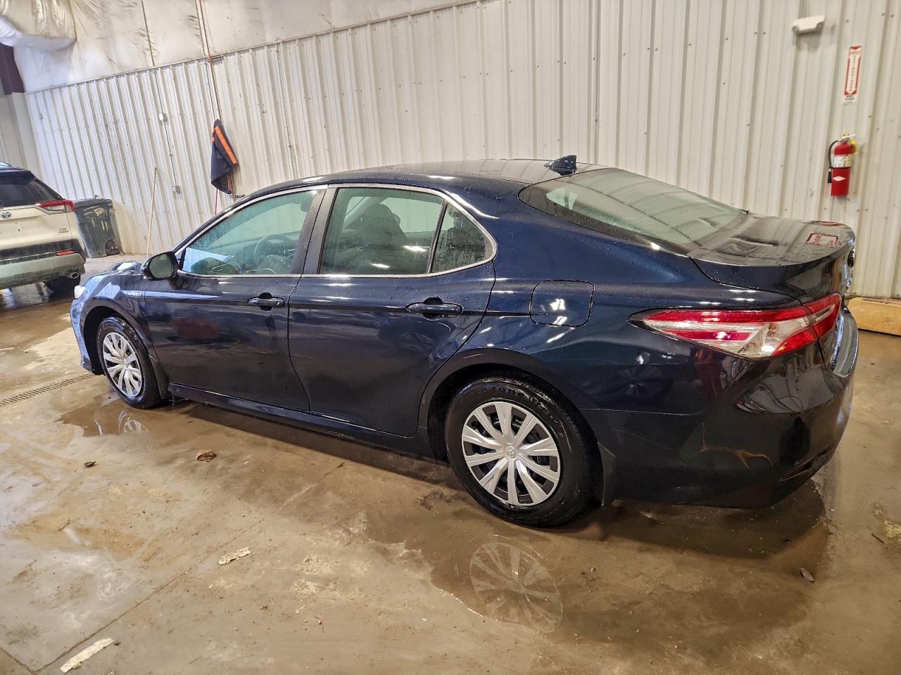 2019 TOYOTA CAMRY LE photo 4