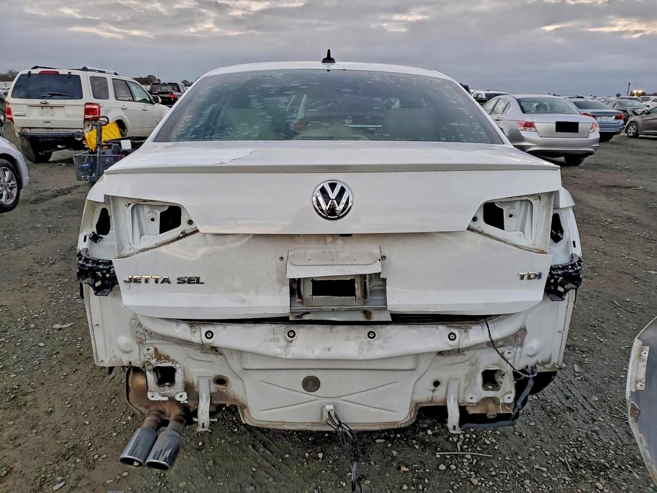 2015 VOLKSWAGEN JETTA TDI photo 6