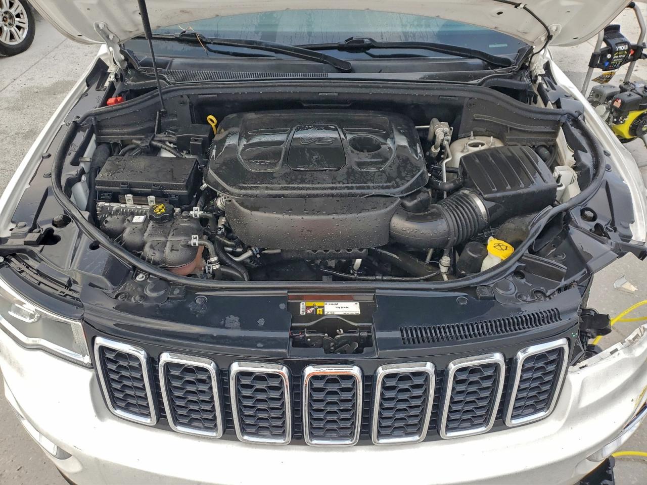 2019 JEEP GRAND CHEROKEE LAREDO photo 12