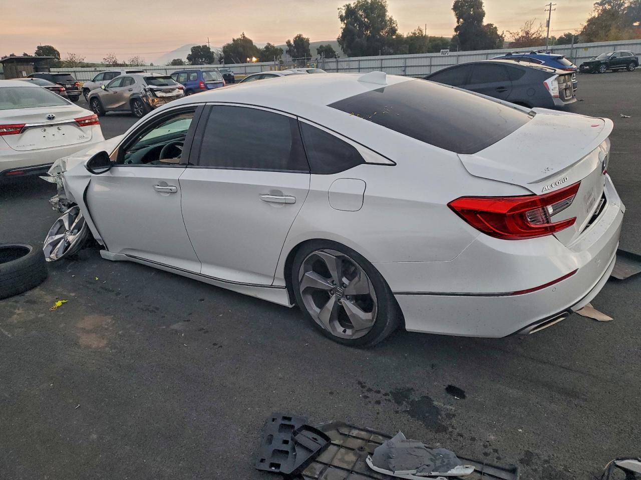 2018 HONDA ACCORD TOURING photo 2