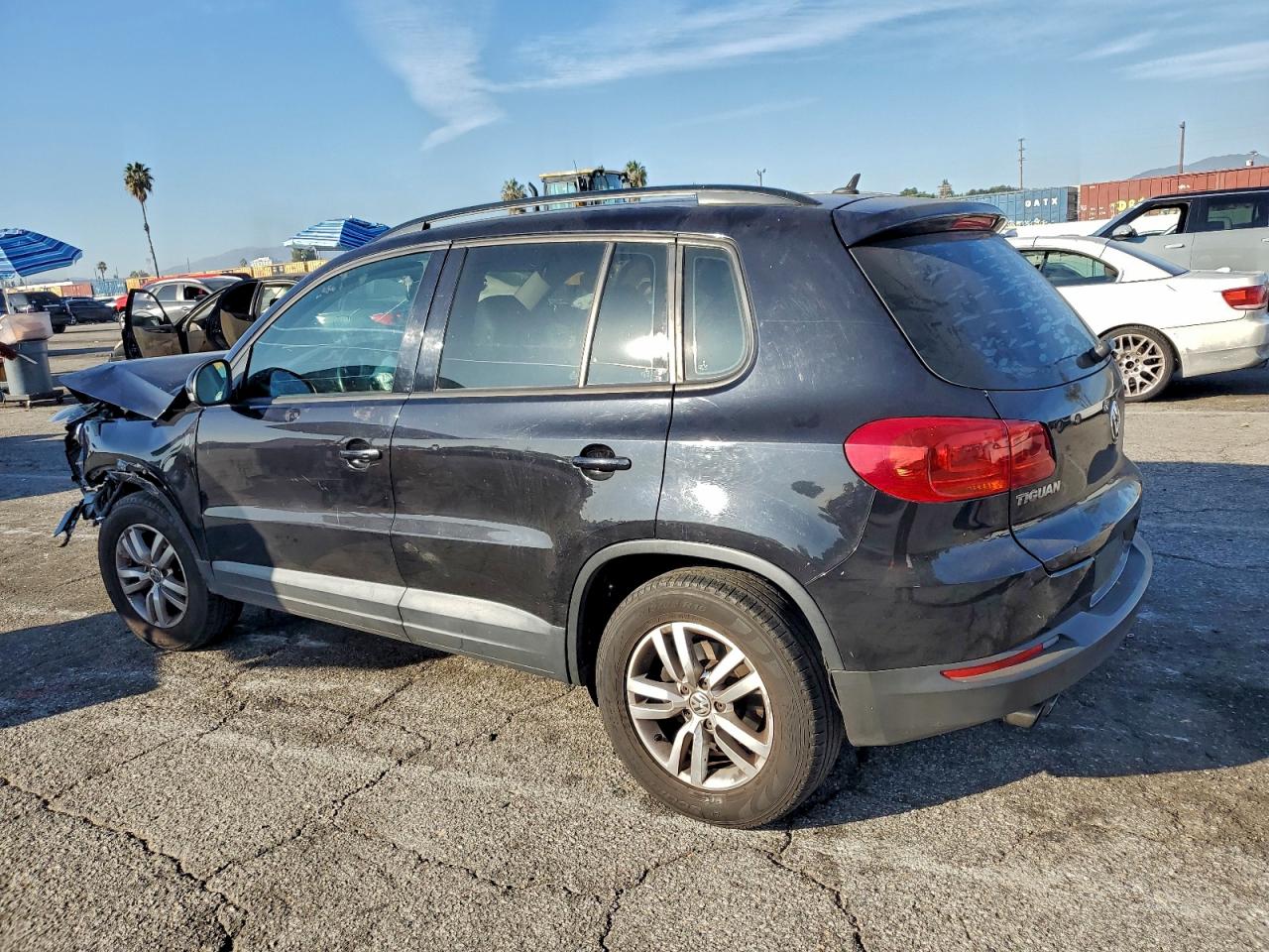 2016 VOLKSWAGEN TIGUAN S photo 2