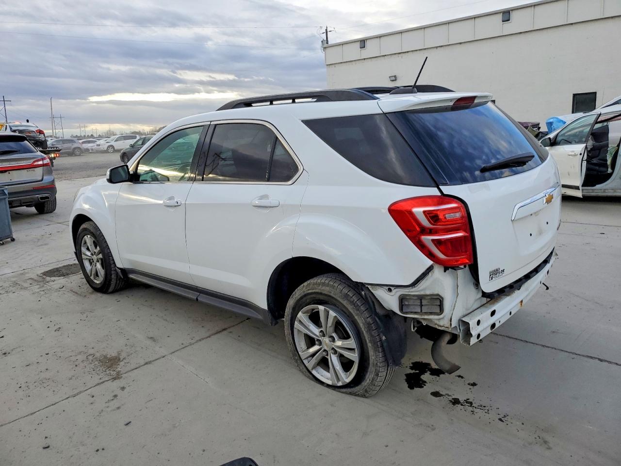 2016 CHEVROLET EQUINOX LT photo 2
