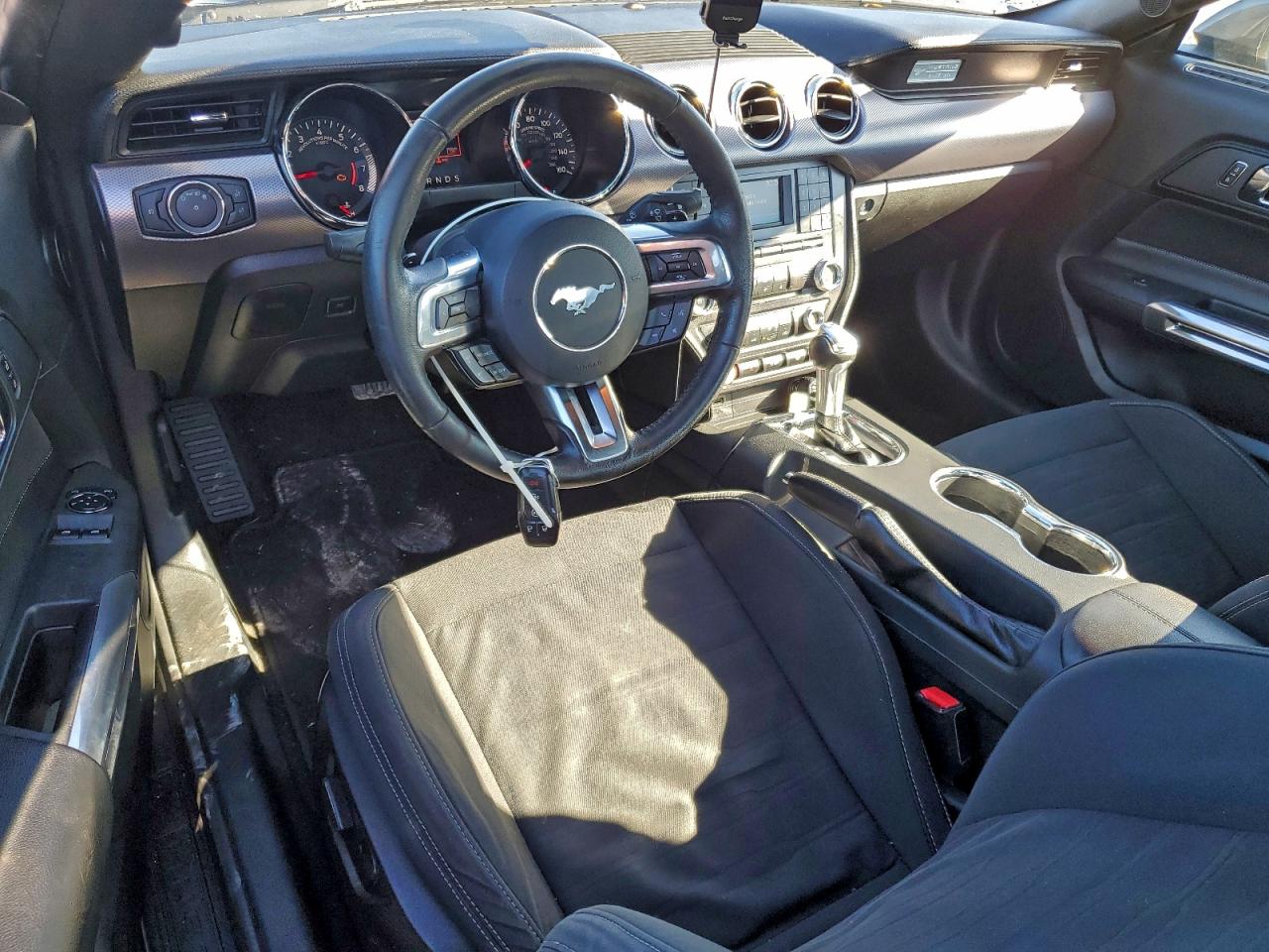 2017 FORD MUSTANG photo 8