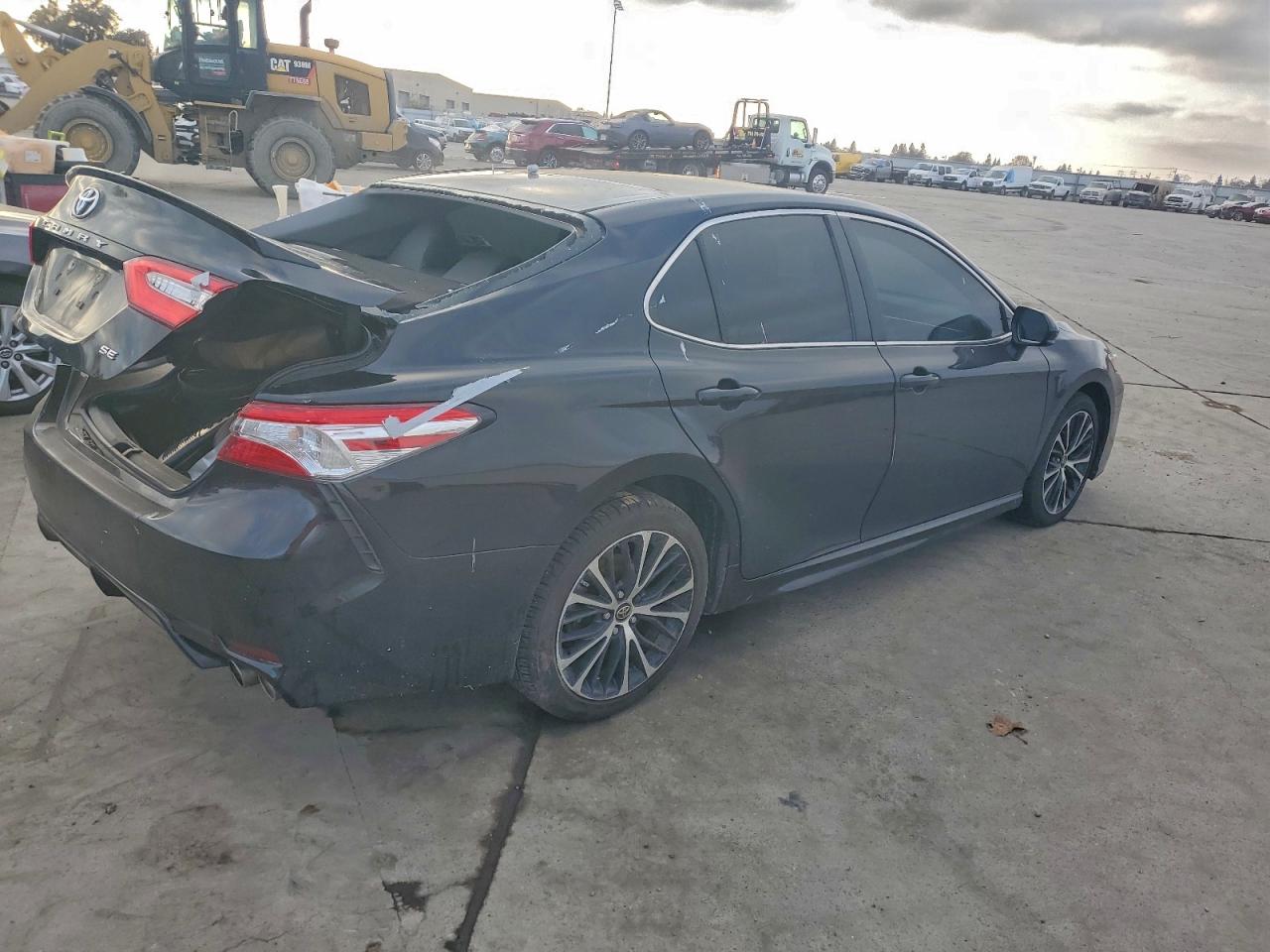 2018 TOYOTA CAMRY L photo 3