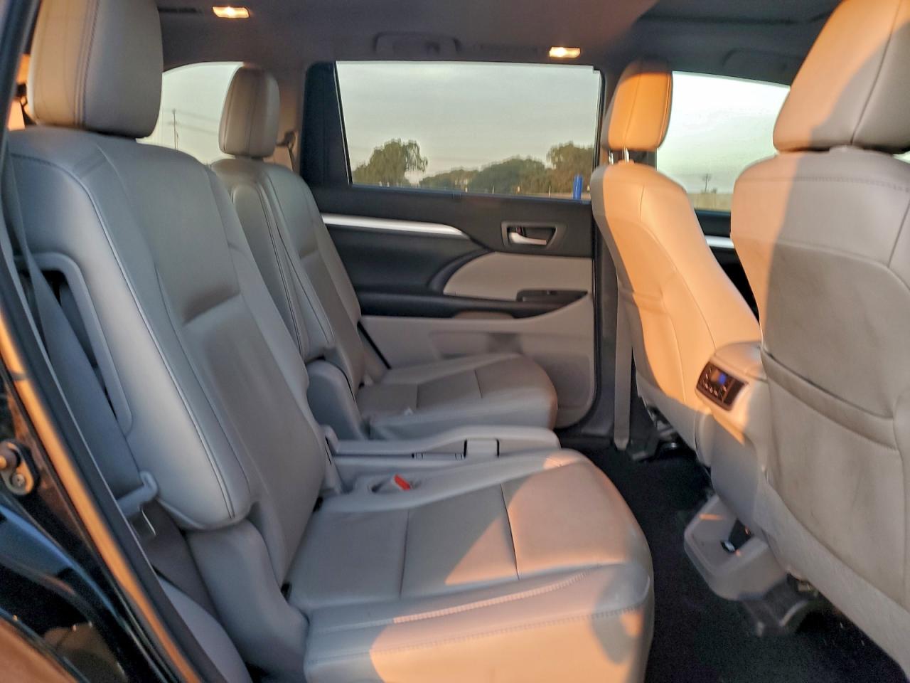 2019 TOYOTA HIGHLANDER SE photo 11