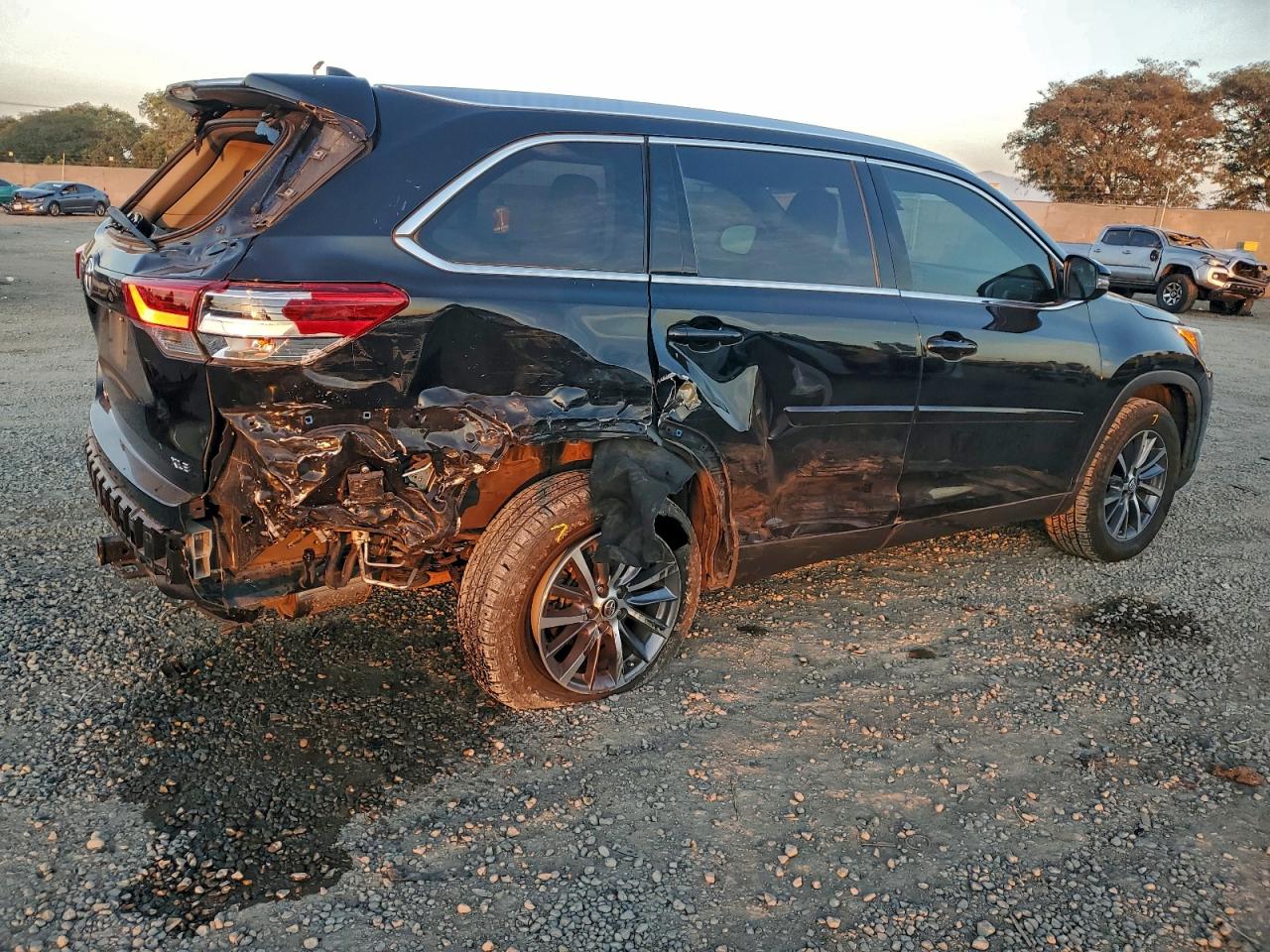 2019 TOYOTA HIGHLANDER SE photo 3