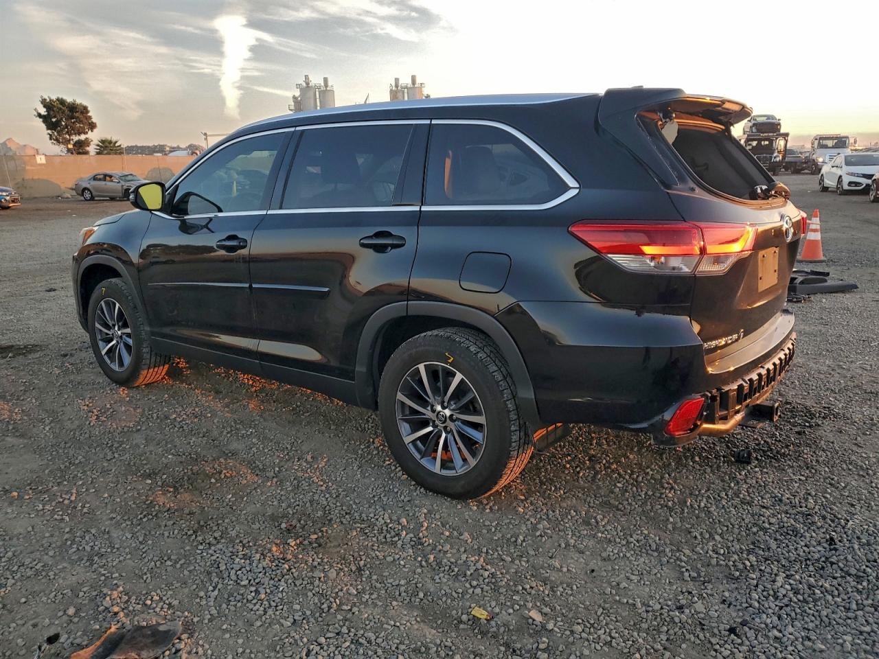 2019 TOYOTA HIGHLANDER SE photo 2