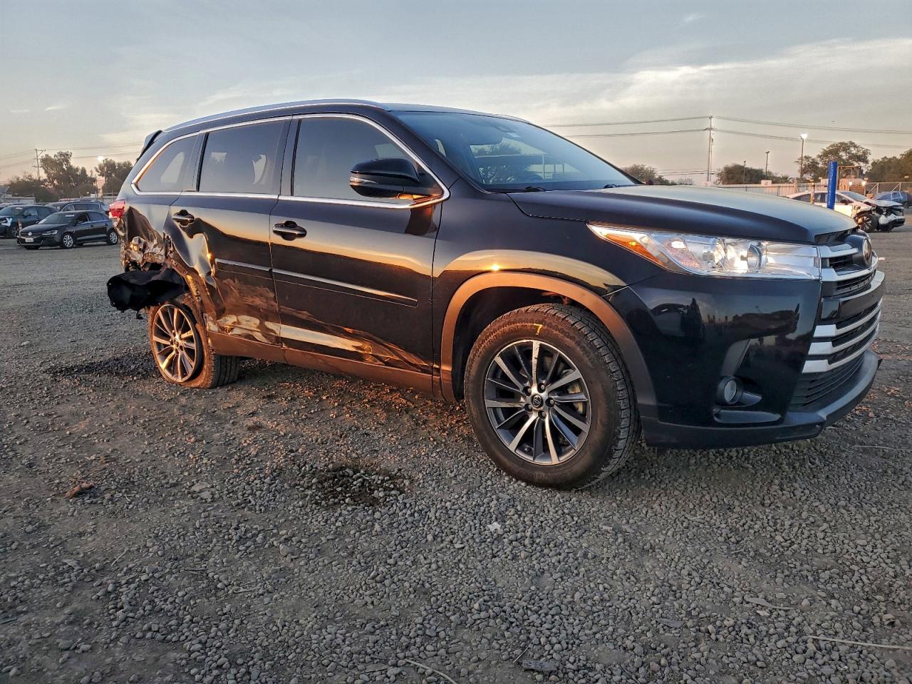2019 TOYOTA HIGHLANDER SE photo 4