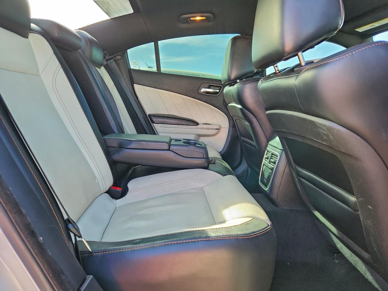 2016 DODGE CHARGER SXT photo 10