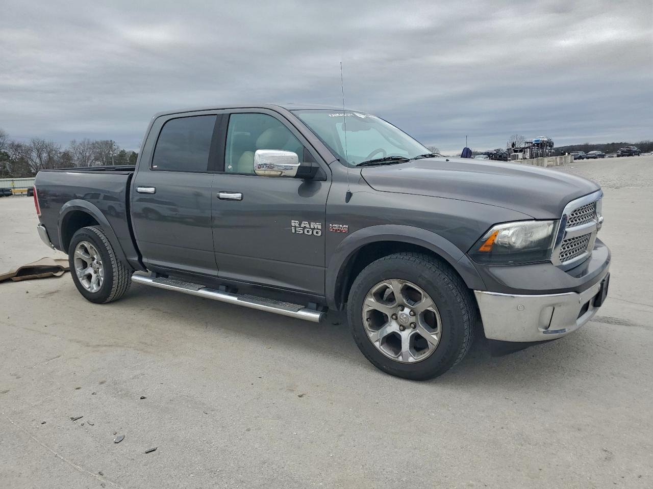 2015 RAM 1500 LARAMIE photo 4