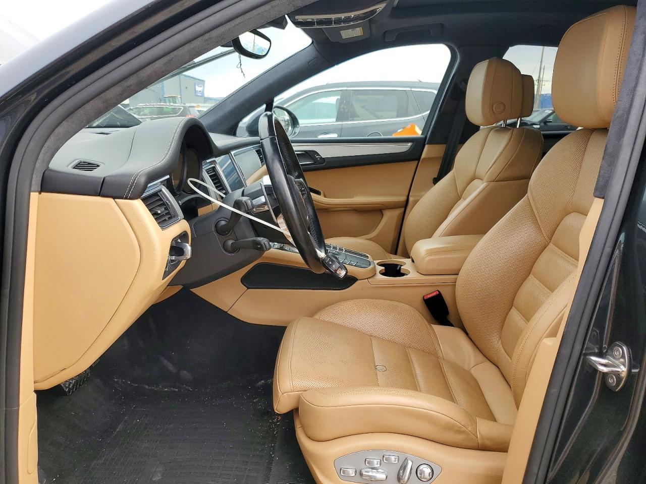 2017 PORSCHE MACAN TURBO photo 7