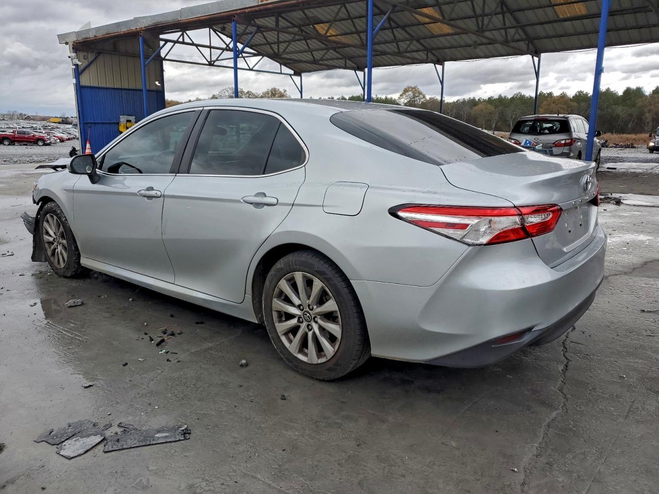 2018 TOYOTA CAMRY L photo 2
