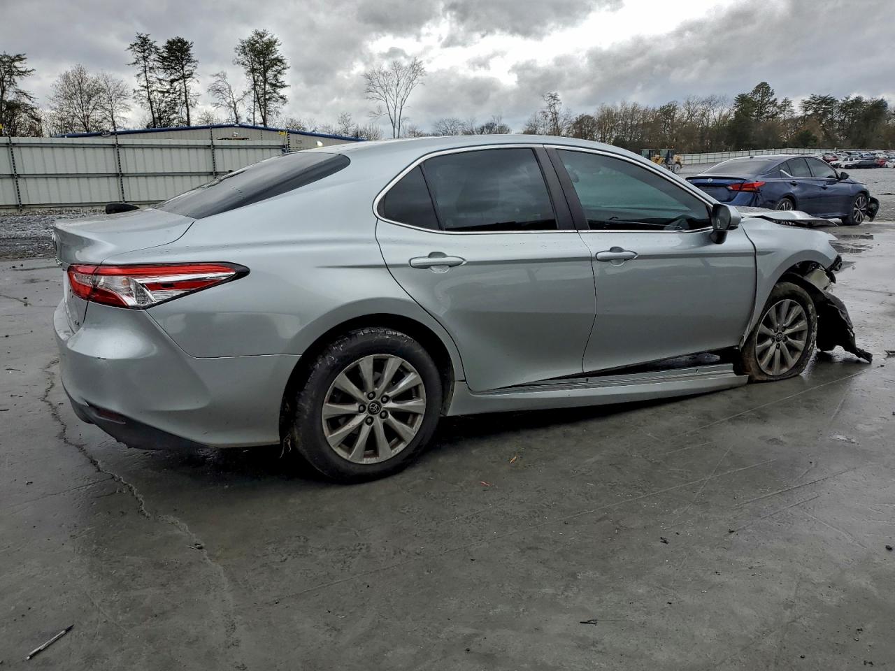 2018 TOYOTA CAMRY L photo 3