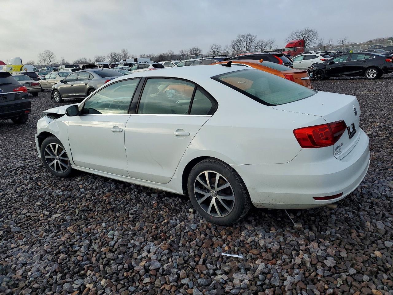 2017 VOLKSWAGEN JETTA SE photo 2