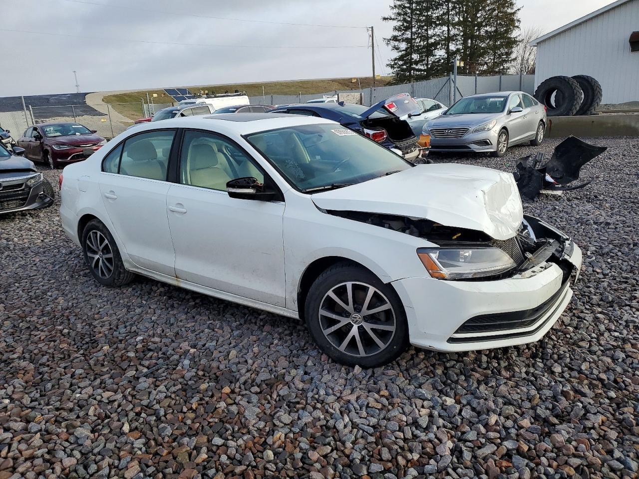 2017 VOLKSWAGEN JETTA SE photo 4