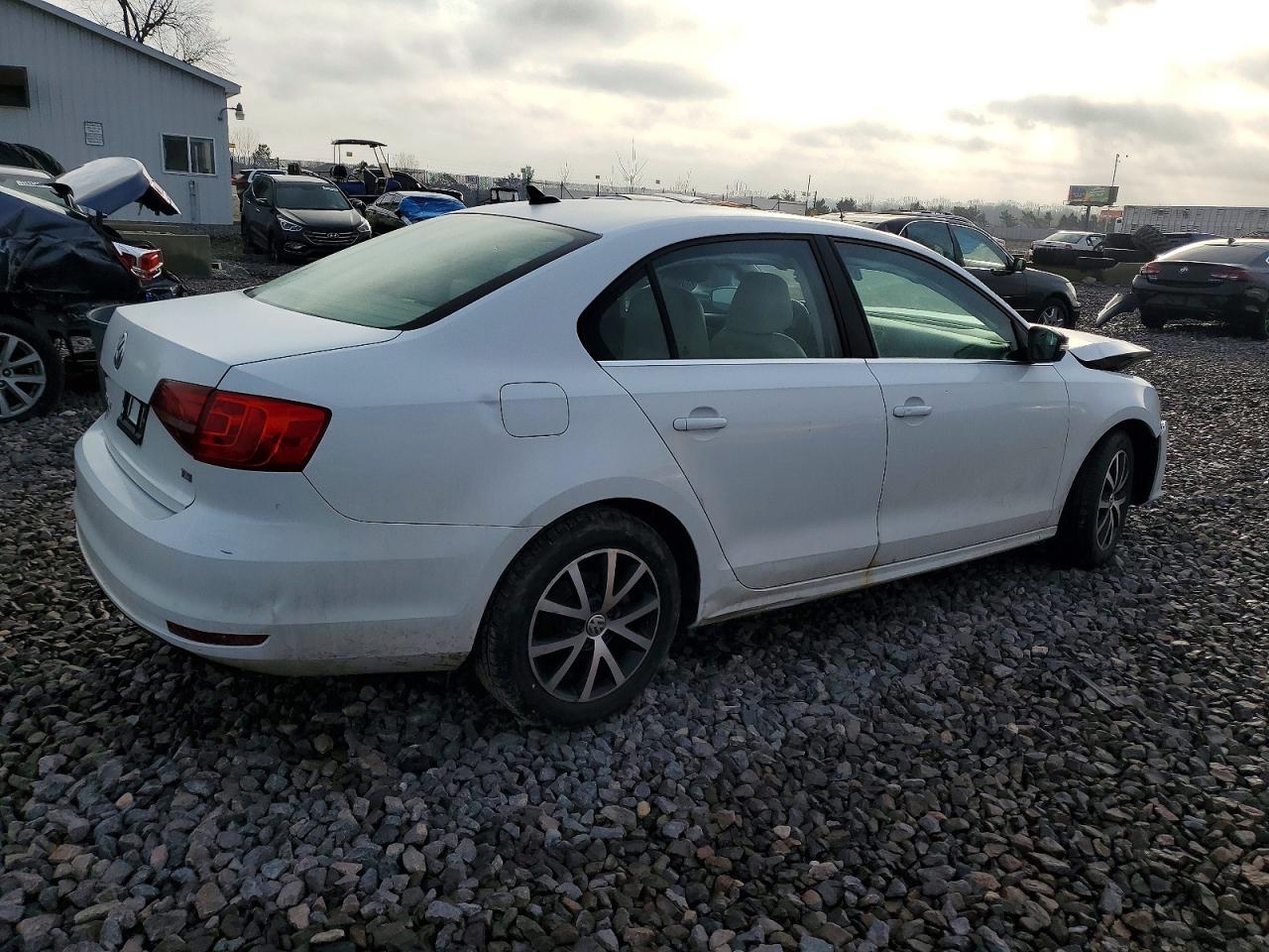 2017 VOLKSWAGEN JETTA SE photo 3
