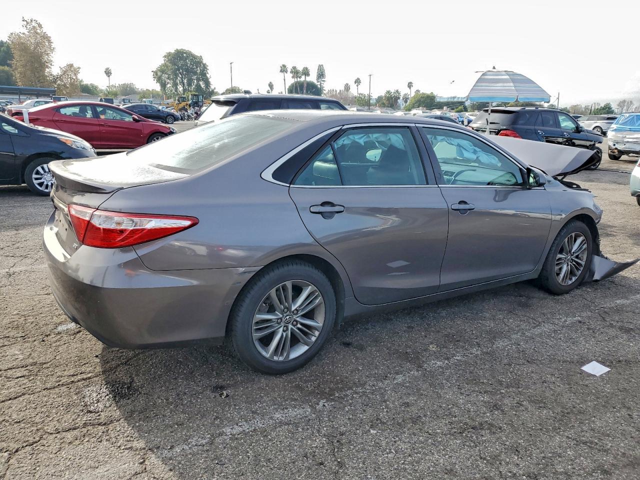 2016 TOYOTA CAMRY LE photo 3