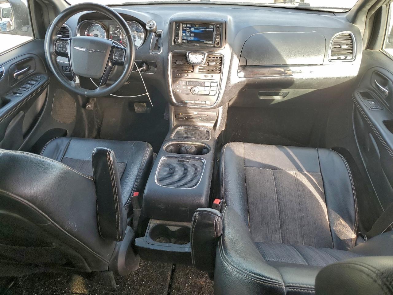 2013 CHRYSLER TOWN & COUNTRY S photo 8