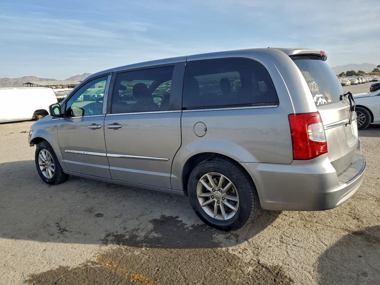 2013 CHRYSLER TOWN & COUNTRY S photo 2