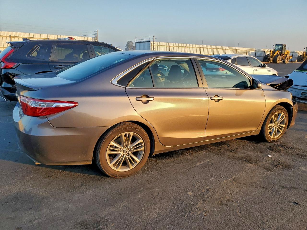 2016 TOYOTA CAMRY LE photo 3