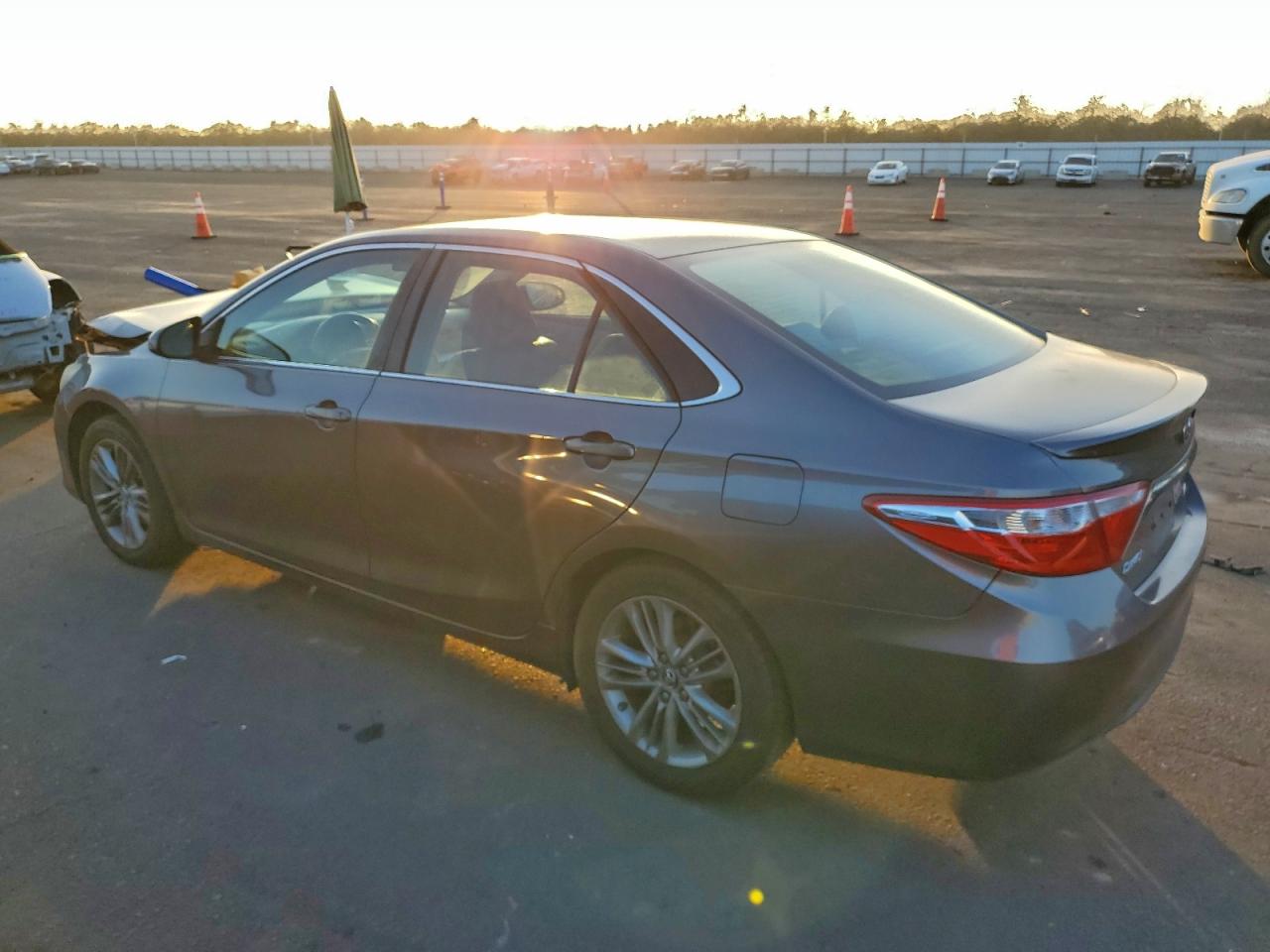 2016 TOYOTA CAMRY LE photo 2