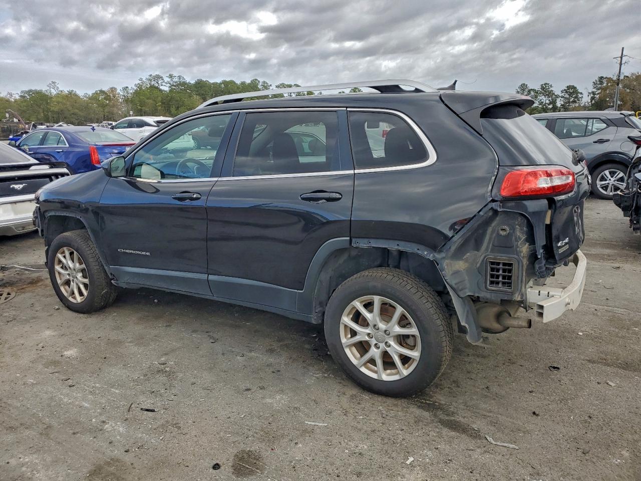 2015 JEEP CHEROKEE LATITUDE photo 2