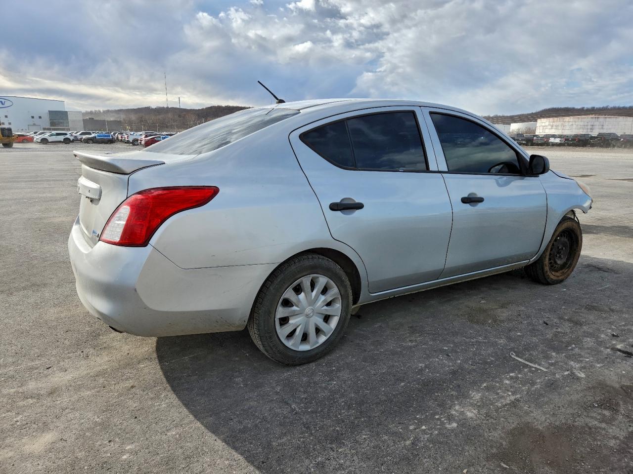 2014 NISSAN VERSA S photo 3