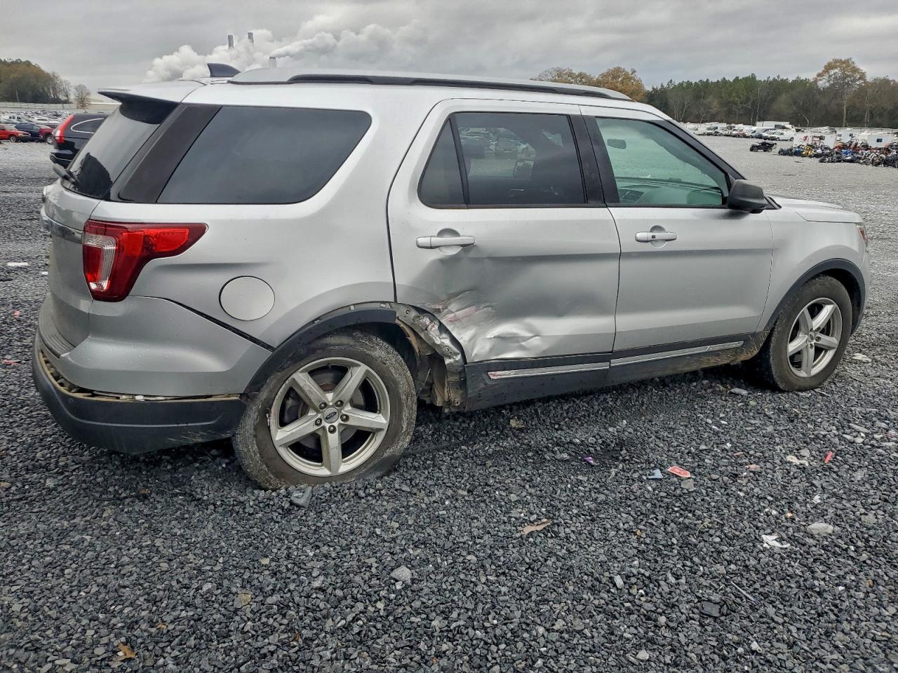 2018 FORD EXPLORER XLT photo 3