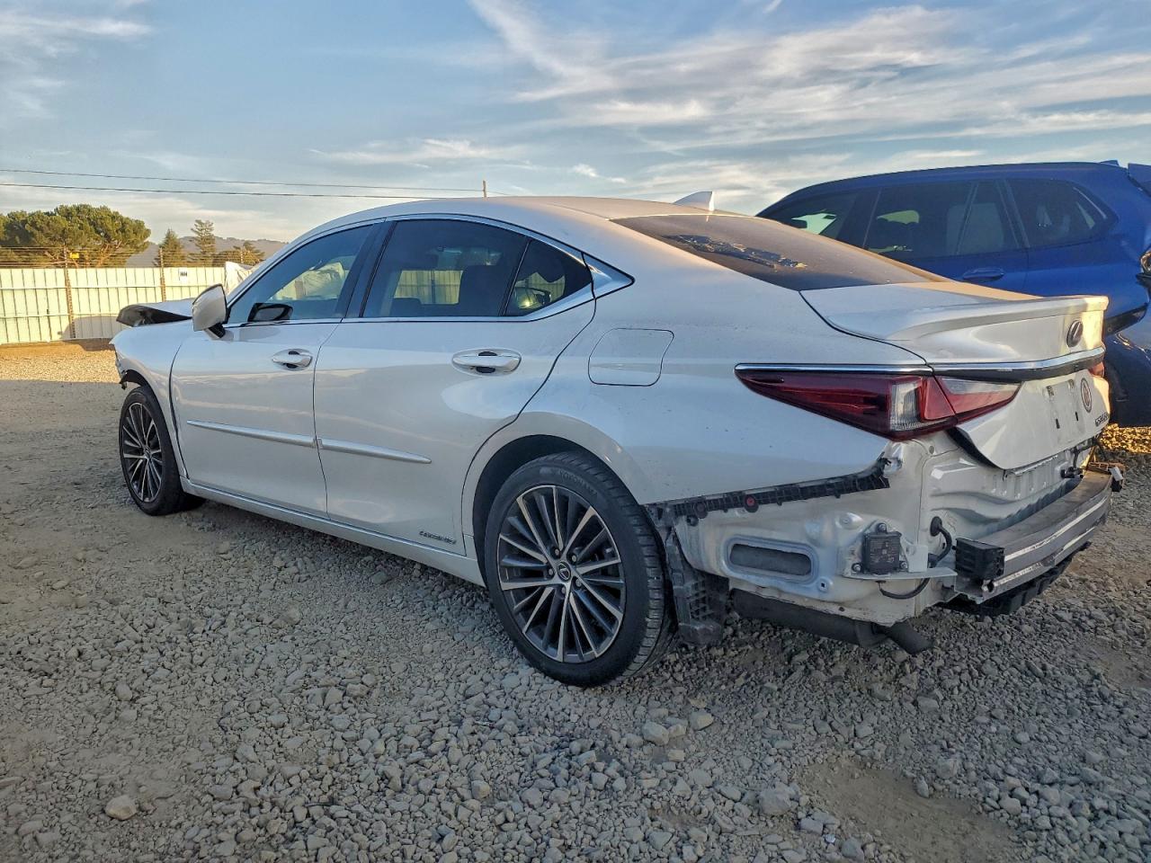 2022 LEXUS ES 300H BASE photo 2