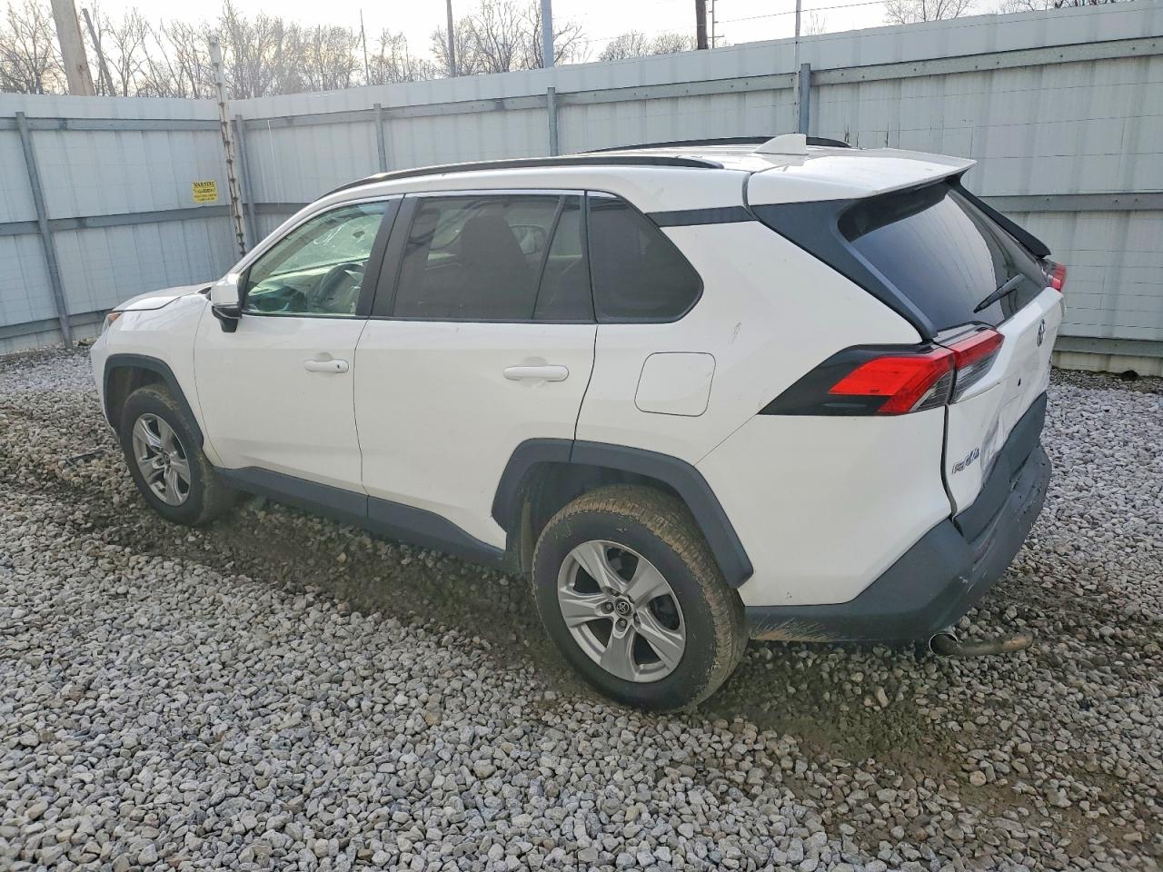 2019 TOYOTA RAV4 XLE photo 2