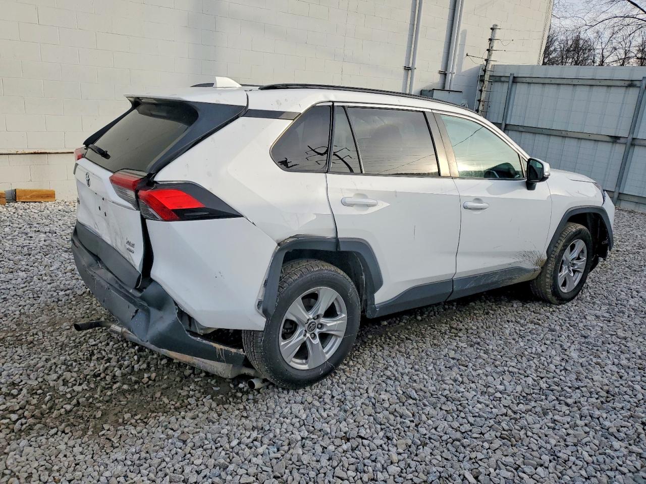 2019 TOYOTA RAV4 XLE photo 3