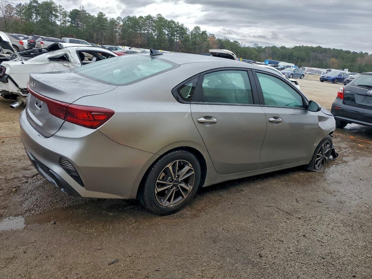 2023 KIA FORTE LX photo 3