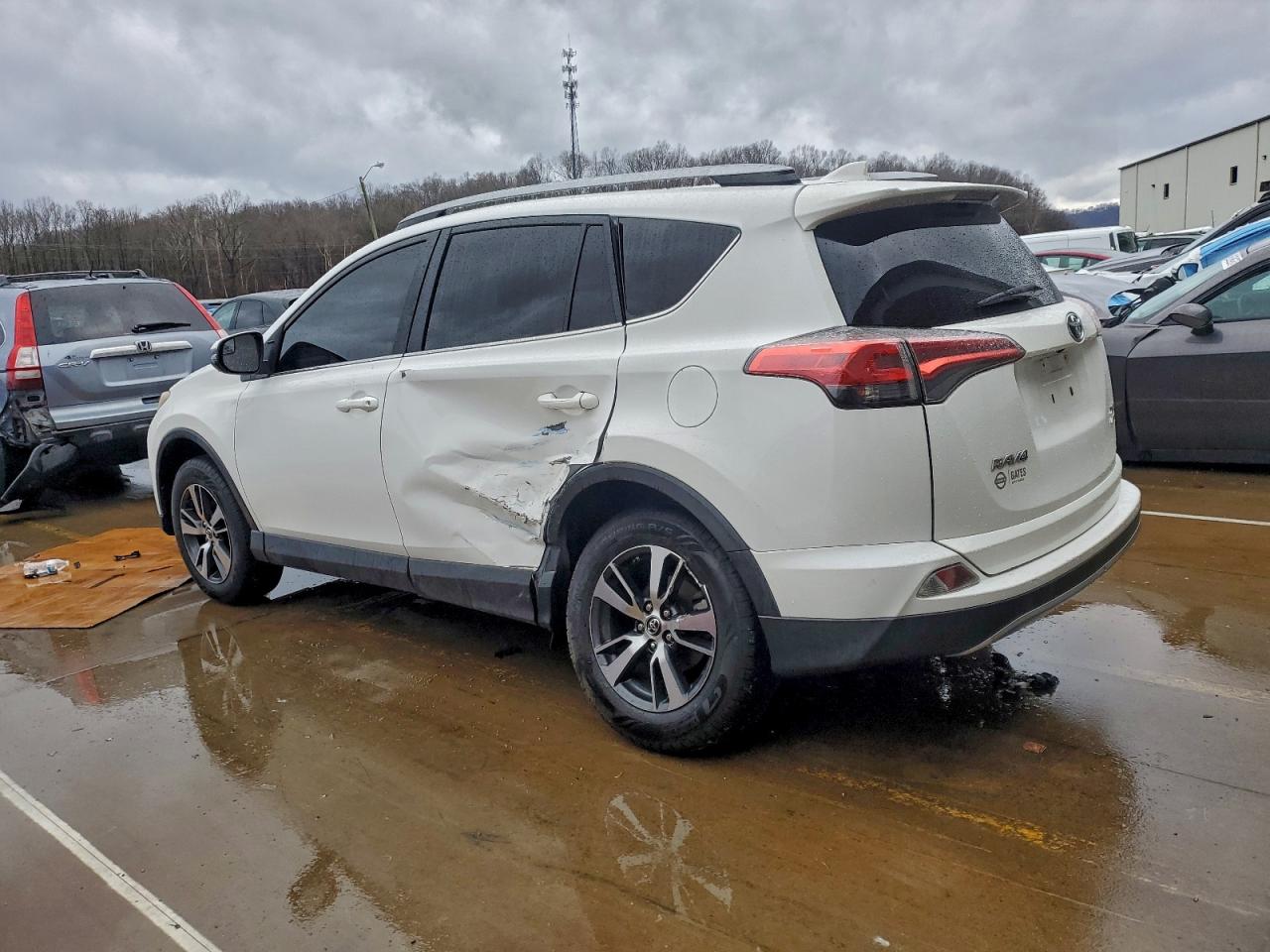 2017 TOYOTA RAV4 XLE photo 2