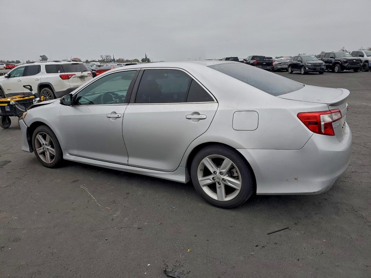 2014 TOYOTA CAMRY L photo 2