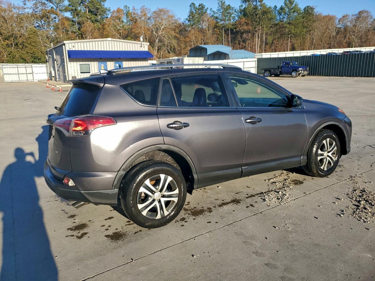 2018 TOYOTA RAV4 LE photo 3
