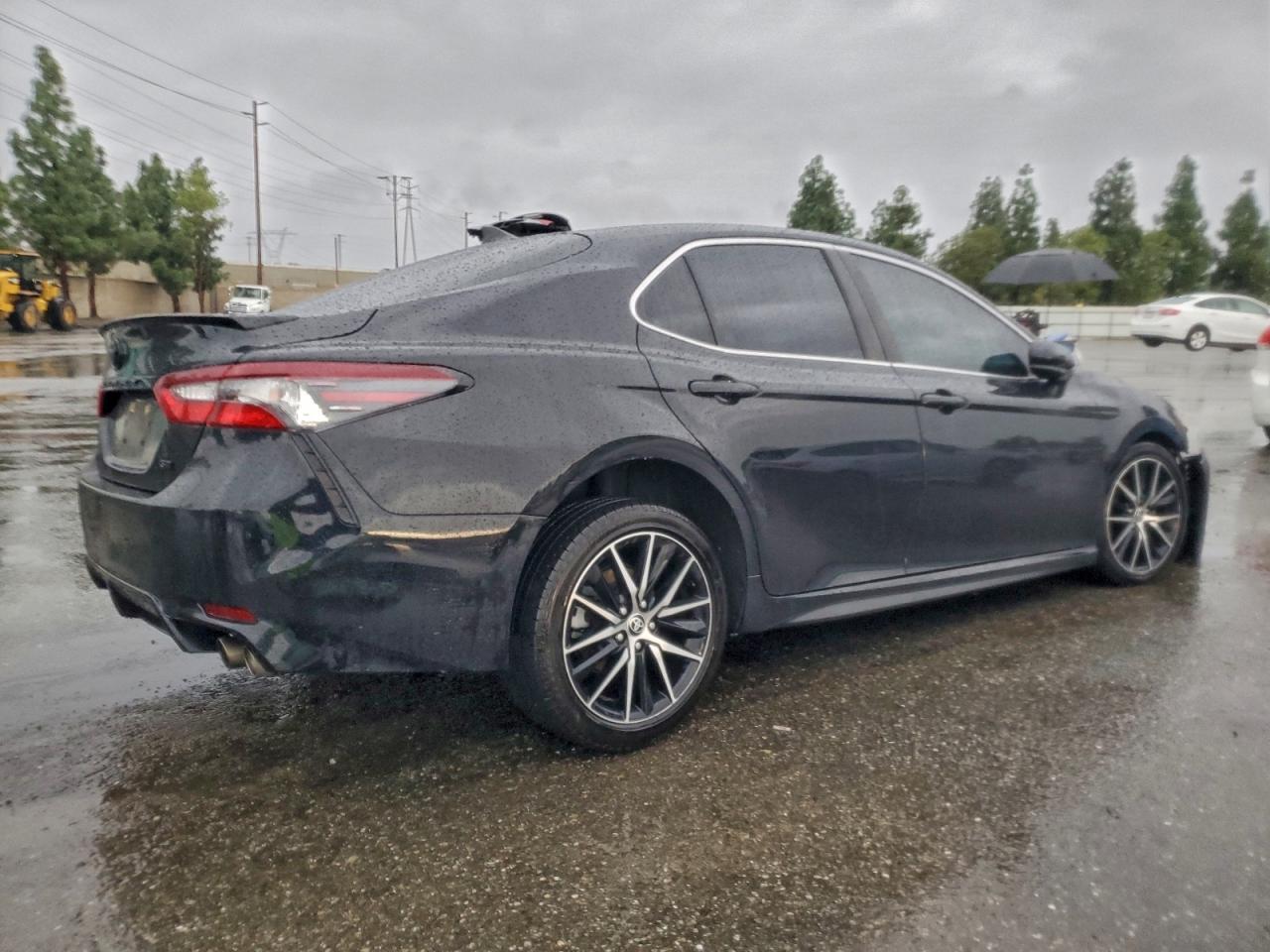 2021 TOYOTA CAMRY SE photo 3