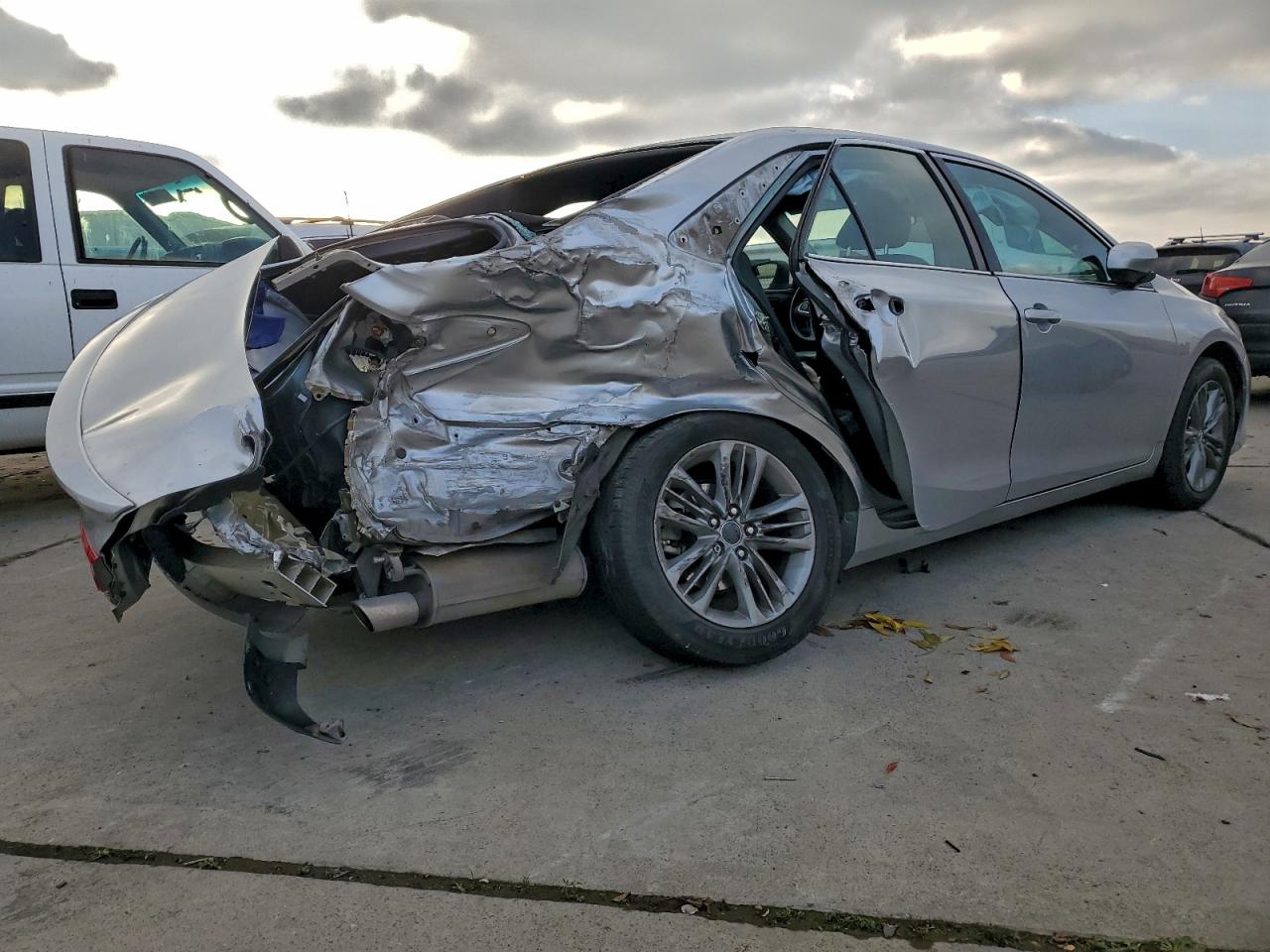2017 TOYOTA CAMRY LE photo 3