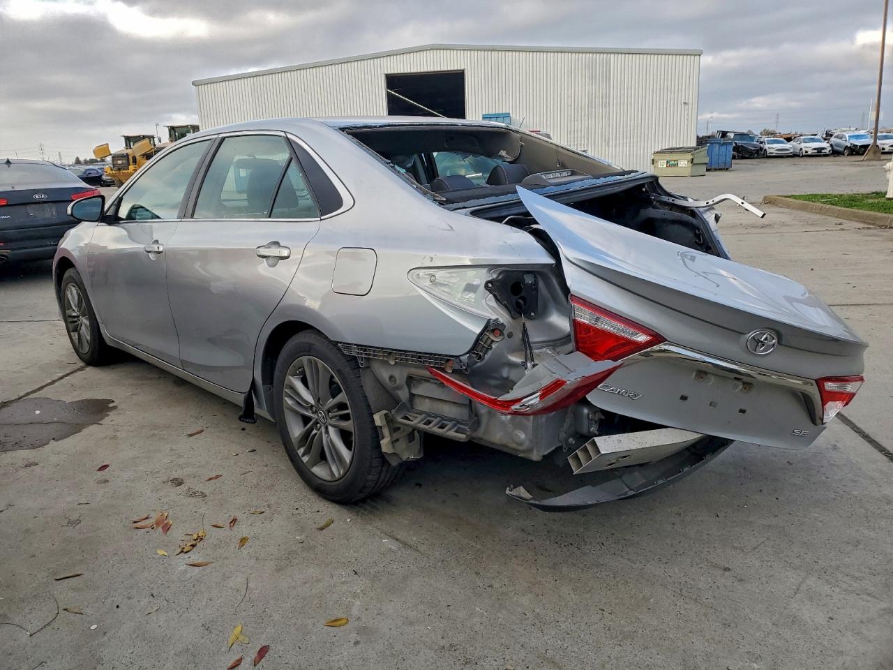 2017 TOYOTA CAMRY LE photo 2