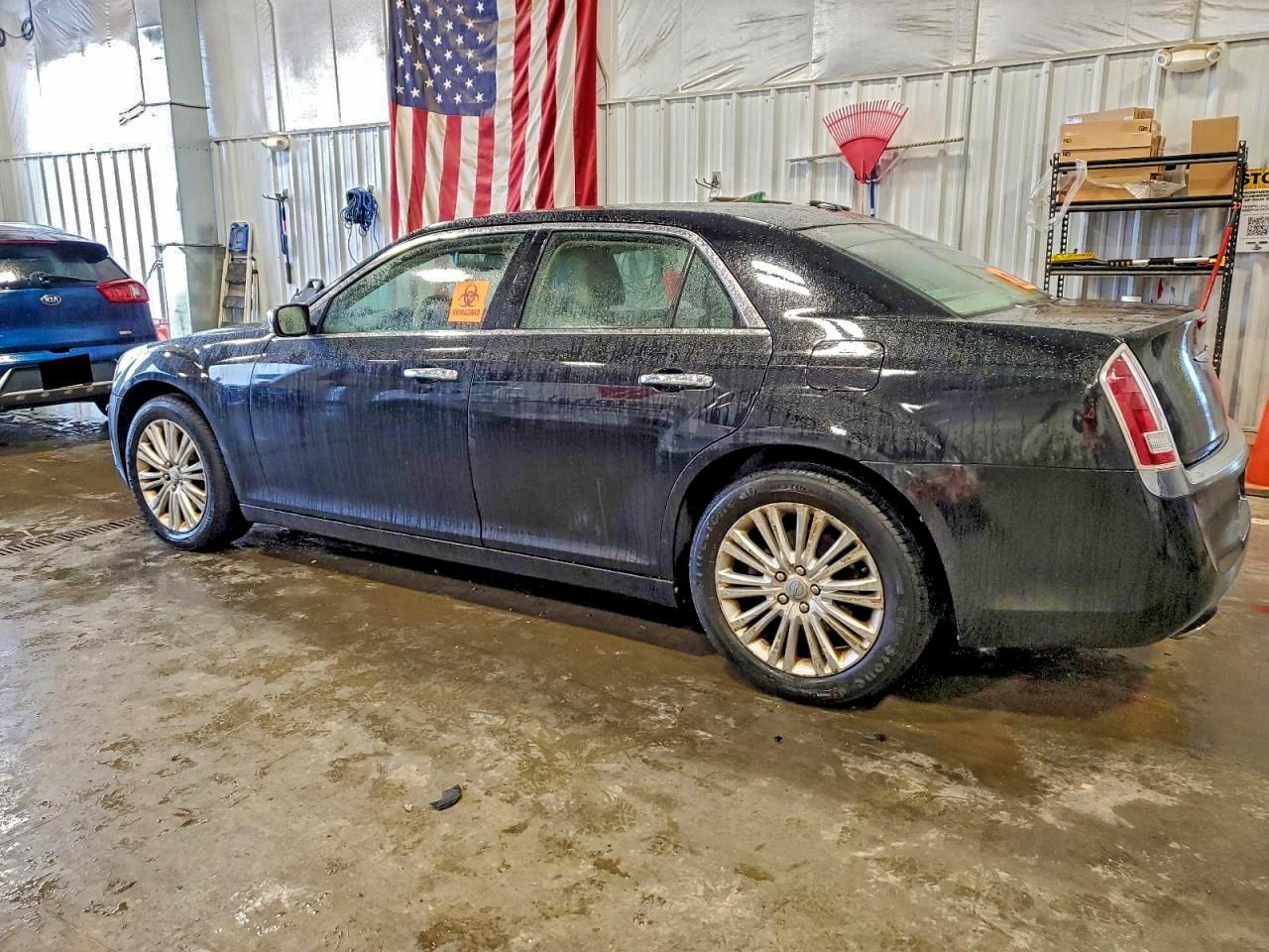 2013 CHRYSLER 300C photo 2