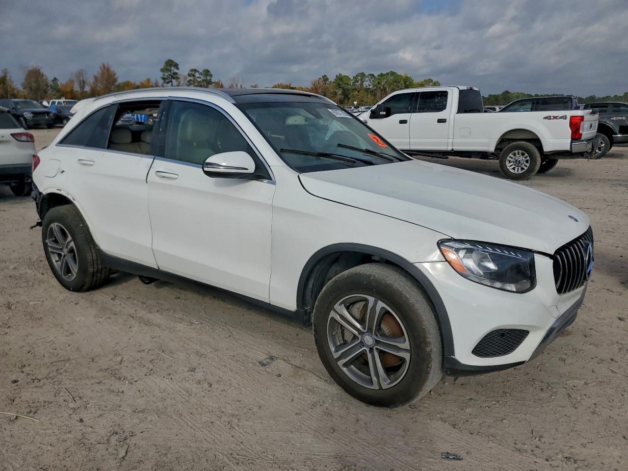 2017 MERCEDES-BENZ GLC 300 4MATIC photo 4